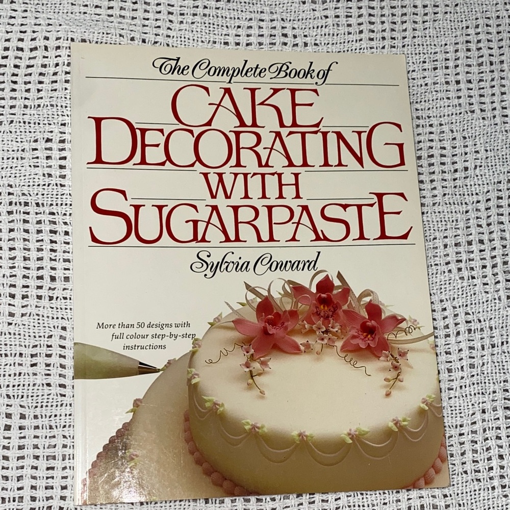 The Complete Book of Cake Decorating with Sugarpaste by Sylvia Coward